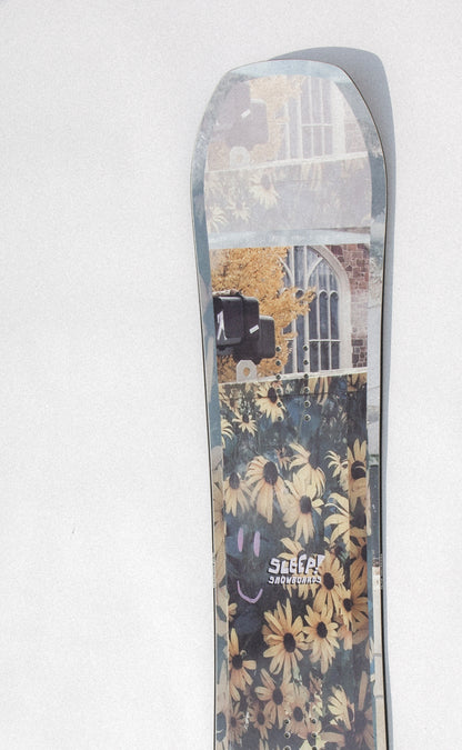 "SLEEP GOOD DAY Snowboard 146 with floral design, ideal for playful rides and performance on the slopes"